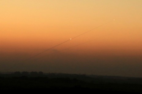 רקטות נורות מרצועת עזה לעבר אזור אשקלון, 24.8.14 (צילום: אדי ישראל)