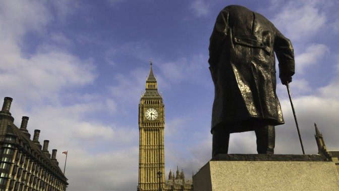 דמותו של וינסטון צ'רצ'יל צופה על הפרלמנט הבריטי, לונדון (צילום: פיט שרארד, שאטרסטוק)