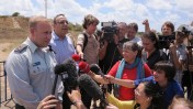 עיתונאים זרים בסיור של לשכת העיתונות הממשלתית ליד סוללת כיפת-ברזל, במהלך מבצע "צוק איתן" (צילום: לע"מ)