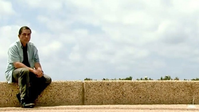 גדעון לוי, מתוך הסרט התיעודי "Going Against the Grain" של הבמאי בילאל יוסף, ששודר באל-ג'זירה (צילום מסך)