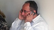 הפרשן הכלכלי הבכיר של "מעריב", יהודה שרוני, משתמש בטלפון סלולרי (צילום: "העין השביעית")
