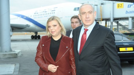 ראש הממשלה בנימין נתניהו ורעייתו שרה בנמל התעופה בן-גוריון, בדרכם לפראג, 5.11.12 (צילום: עמוס בן גרשום, לע"מ)