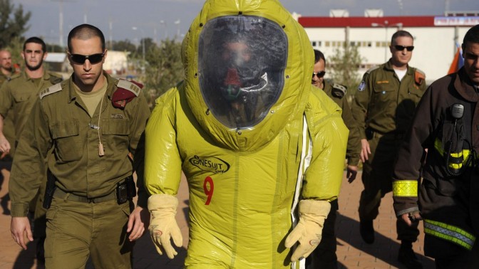 גבי אשכנזי, בחליפת הגנה צהובה, מסייר בבסיס של פיקוד העורף לקראת פרישתו מצה"ל. 11.1.11 (צילום: דובר צה"ל)