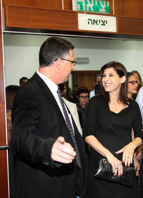 שר הפנים גדעון סער ואשתו העיתונאית גאולה אבן באירוע השקת ספר באוניברסיטת תל-אביב, נובמבר 2013 (צילום: גדעון מרקוביץ)