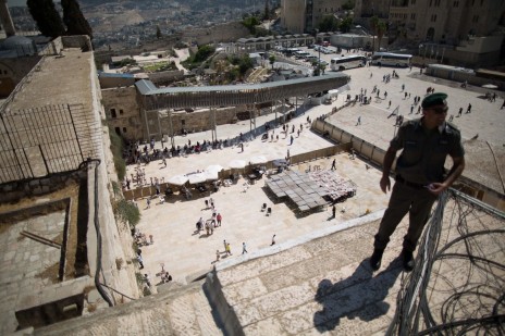 שוטר ישראלי בשולי מתחם הר-הבית בירושלים, מעל הכותל המערבי, 7.8.14 (צילום: יונתן זינדל)