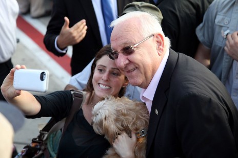 נשיא מדינת ישראל ראובן ריבלין מצטלם עם אזרחית, 12.8.14 (צילום: גדעון מרקוביץ)