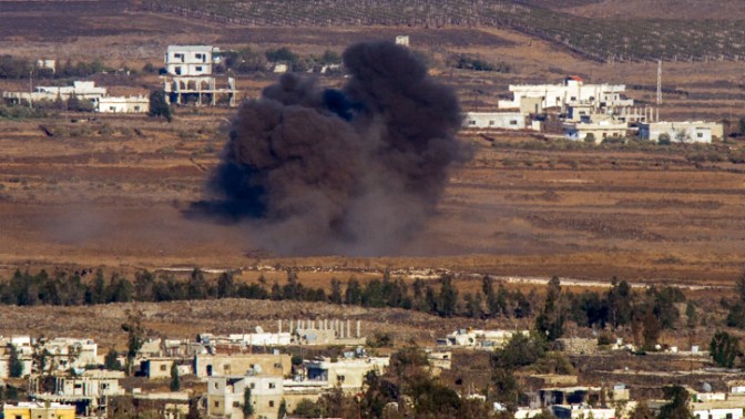 עשן עולה מכפר סורי סמוך לגבול עם ישראל, 8.9.14 (צילום: פלאש 90)