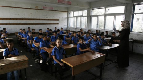 תלמידים עזתים ביום הראשון ללימודים, בבית-ספר של האו"ם ברפיח, 14.9.14 (צילום: עבד רחים ח'טיב)