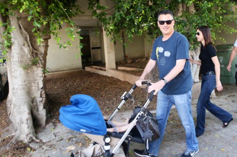 שר הפנים גדעון סער ואשתו העיתונאית גאולה אבן צועדים עם עגלת תינוק בתל-אביב, יום לאחר הודעתו של סער כי יפרוש מתפקידו, 18.9.14 (צילום: פלאש90)