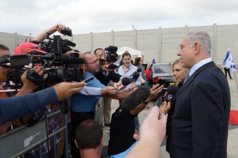 ראש ממשלת ישראל בנימין נתניהו ורעייתו שרה משוחחים עם נציגי התקשורת בנמל התעופה בן-גוריון לפני צאתם לעצרת הכללית של האו"ם. 28.9.14 (צילום: אבי אוחיון, לע"מ)
