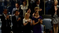 שרה נתניהו מוחאת כפיים בזמן נאום בעלה בעצרת האו"ם, 29.9.14 (צילום: אבי אוחיון, לע"מ)