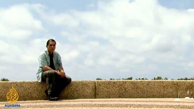 גדעון לוי, מתוך סרט תיעודי על אודותיו ששודר באל-ג'זירה (צילום מסך)