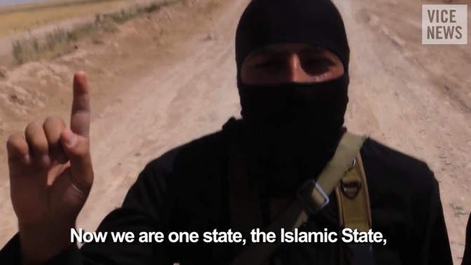 לוחם של "המדינה האסלאמית", מתוך הסרט התיעודי על הארגון בהפקת Vice (צילום מסך)