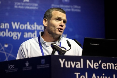 נדב צפריר, לשעבר מפקד יחידה 8200, נושא נאום בכנס הסייבר באוניברסיטת תל-אביב, 14.9.14 (צילום: חן גלילי)