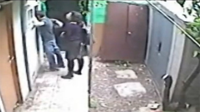 גרינברג ובלאו בחצר הבית, מתוך סרטון מצלמת האבטחה (צילום מסך)