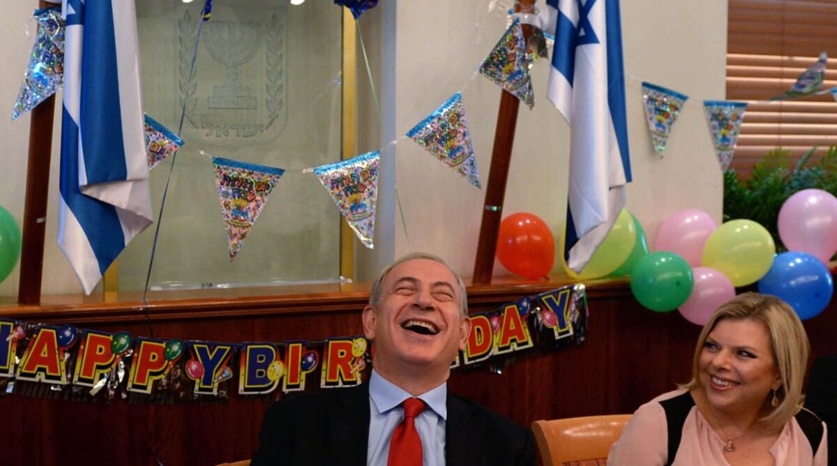 ראש הממשלה, בנימין נתניהו, עם רעייתו שרה בעת חגיגת יום הולדתו. 20.10.13 (צילום: קובי גדעון, לע"מ)