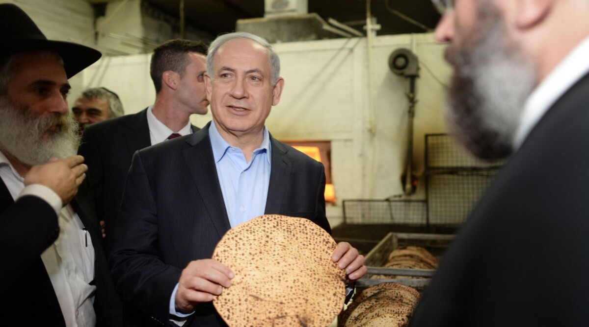 ראש הממשלה בנימין נתניהו מבקר במפעל מצות בכפר חב"ד, 1.4.14 (צילום: קובי גדעון, לע"מ)