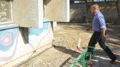 שר הכלכלה נפתלי בנט בסיור בכפר עזה במהלך מבצע "צוק איתן", 24.8.14 (צילום: אדי ישראל)