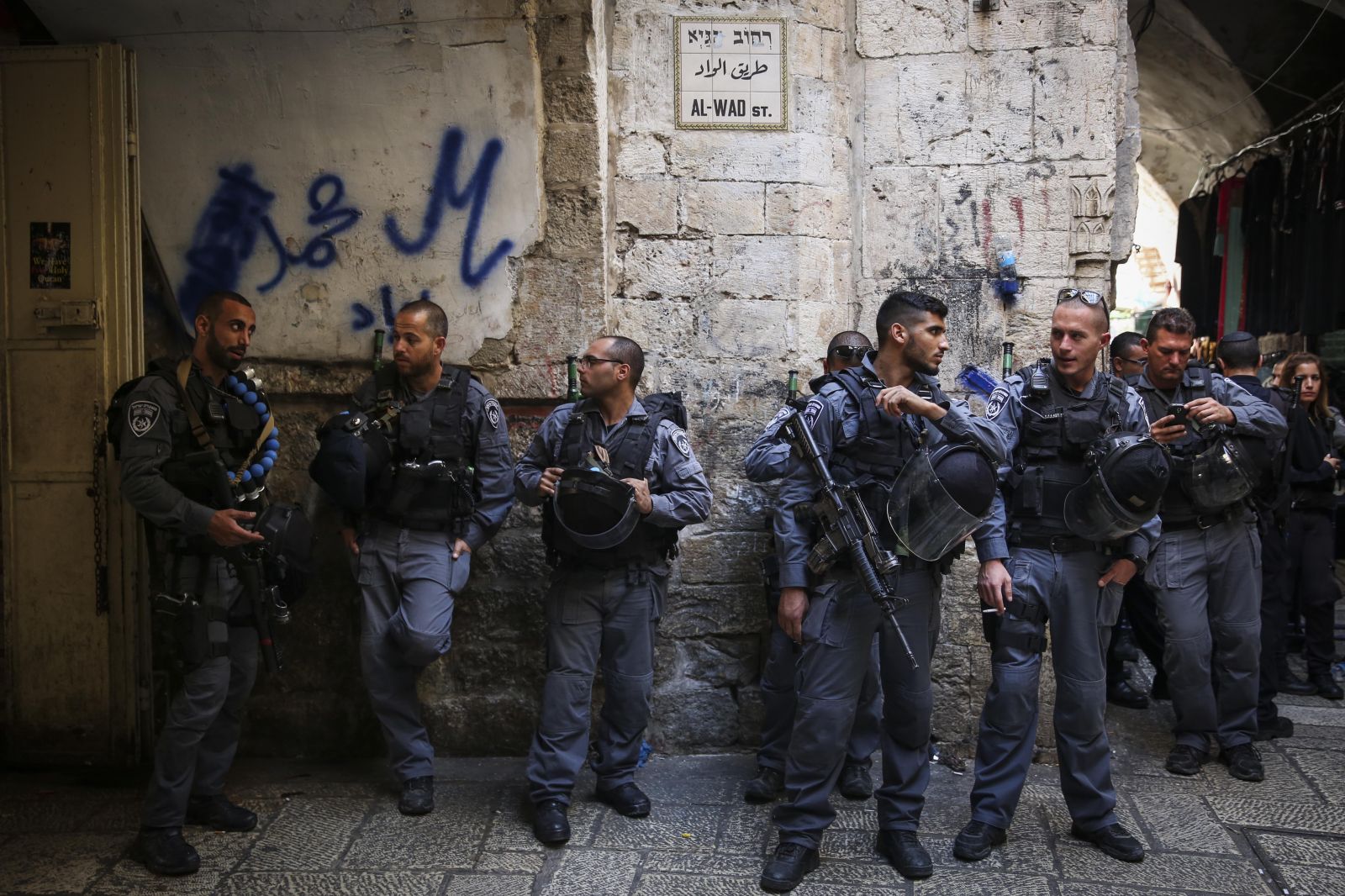 שוטרי מג"ב בירושלים העתיקה, סמוך לאחת הכניסות למתחם הר הבית. 13.10.14 (צילום: הדס פרוש)