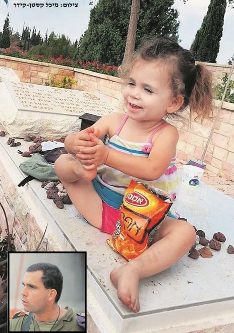 תצלומה של מיכל קסטן-דר ובו בתו של חלל צה"ל דולב קידר, מתוך דף הפייסבוק של "ידיעות אחרונות"