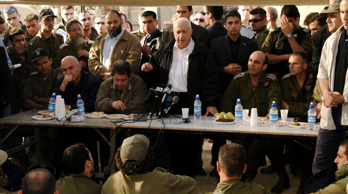 ראש ממשלת ישראל, שר הביטחון, הרמטכ"ל ואחרים נושאים דברים בפני חיילים ונציגי התקשורת. מבצע "חומת מגן", 2002 (צילום: לע"מ)