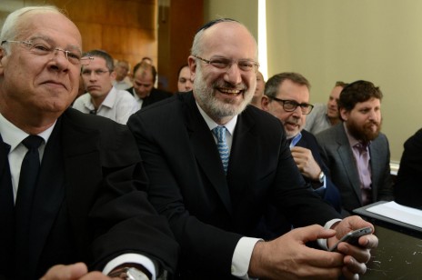 אדוארדו אלשטיין (במרכז) באחד הדיונים על גורל אי.די.בי בבית-המשפט המחוזי בתל-אביב. 6.6.13 (צילום: פלאש 90) 