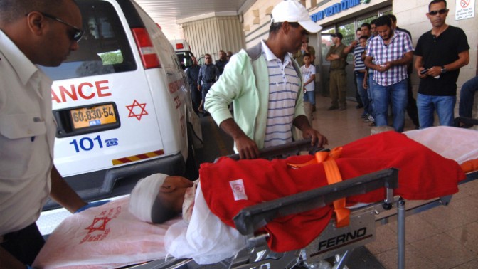 ילד בדואי שנפצע מירי הקסאם שהרג את עודה אל-וואג', מובא לטיפול בבית-החולים סורוקה בבאר-שבע, 11.7.14 (צילום: פלאש 90)