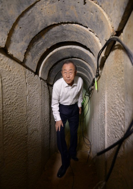 מזכ"ל האו"ם באן קי-מון מסייר במנהרה חמאסית שנחפרה מרצועת עזה לתוך שטח ישראל, 14.10.14 (צילום: חיים צח, לע"מ)