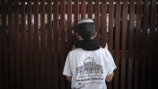 ילד יהודי ממתין בכניסה להר-הבית עם קבוצת פעילים למען נוכחות יהודית במקום, 5.11.14 (צילום: הדס פרוש)