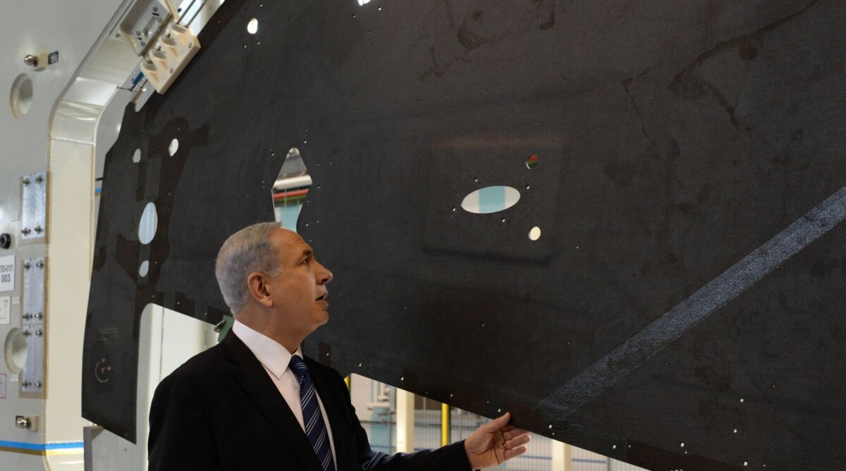ראש ממשלת ישראל, בנימין נתניהו, בביקור במפעל של התעשייה האווירית. 13.11.14 (צילום: קובי גדעון, לע"מ)
