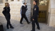 הכניסה לבית הכנסת קהילת-יעקב בהר-נוף שבירושלים, זירת פיגוע רצחני שביצעו אתמול שני מחבלים פלסטינים, 19.11.14 (צילום: יונתן זינדל)