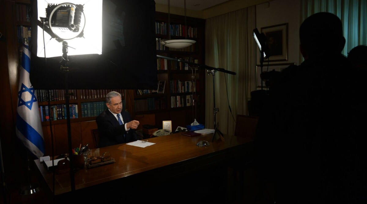 ראש הממשלה בנימין נתניהו מתראיין לרשת טלוויזיה זרה ממשרדו שבירושלים, 23.11.14 (צילום: חיים צח, לע"מ)