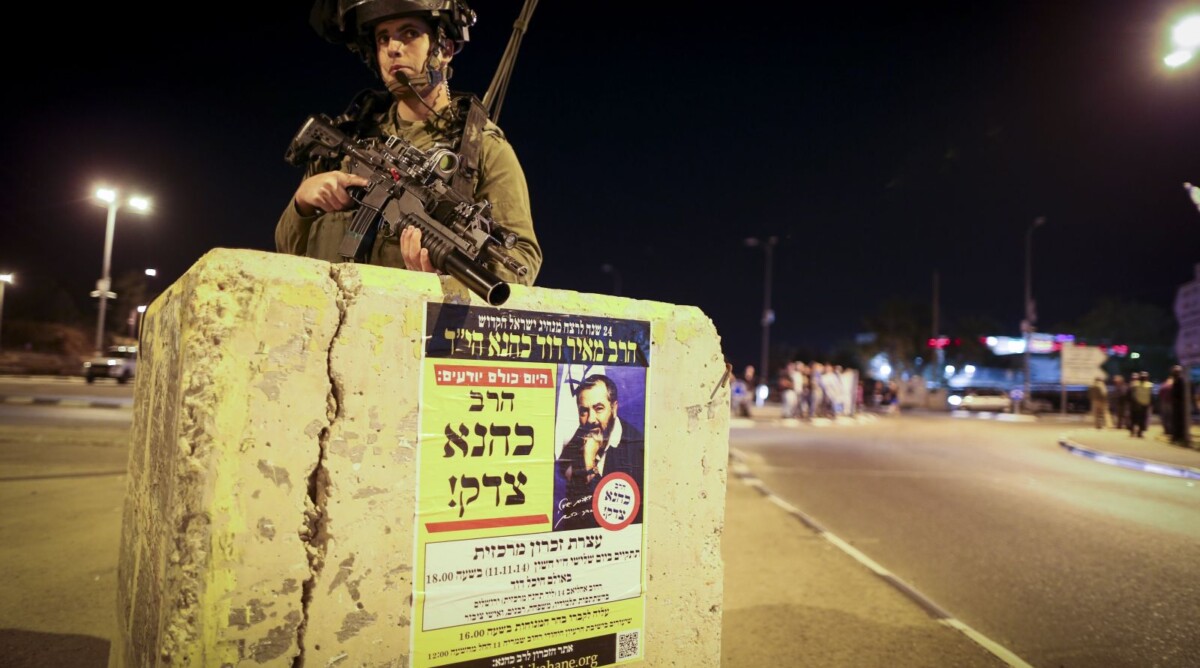 חייל ישראלי בתוך בטונדה, סמוך לזירת הפיגוע בגוש עציון. 10.11.14 (צילום: נתי שוחט)