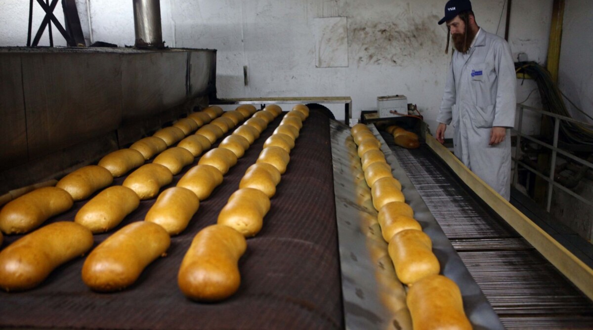 לחם במחיר מפוקח על פס הייצור. מאפיית אנג'ל, ירושלים, 2010 (צילום: אביר סולטן)