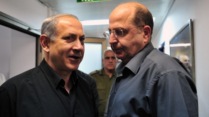 בנימין נתניהו ומשה יעלון. 12.11.13 (צילום: אריאל חרמוני, משרד הביטחון)