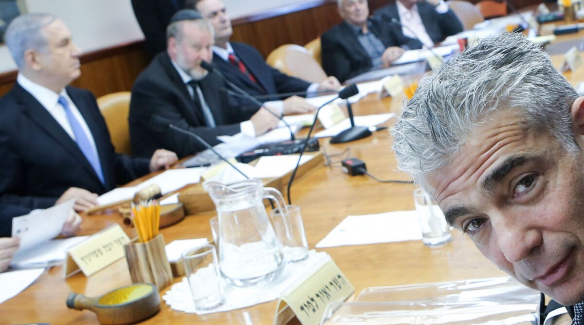 שר האוצר יאיר לפיד (מימין) וראש הממשלה בנימין נתניהו (משמאל) בישיבת הממשלה, 30.11.14 (צילום: אלכס קולומויסקי)