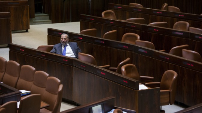יו"ר ש"ס אריה דרעי במליאת הכנסת במהלך ההצבעה על החוק לפיזור הכנסת, 8.12.14 (צילום: יונתן זינדל)