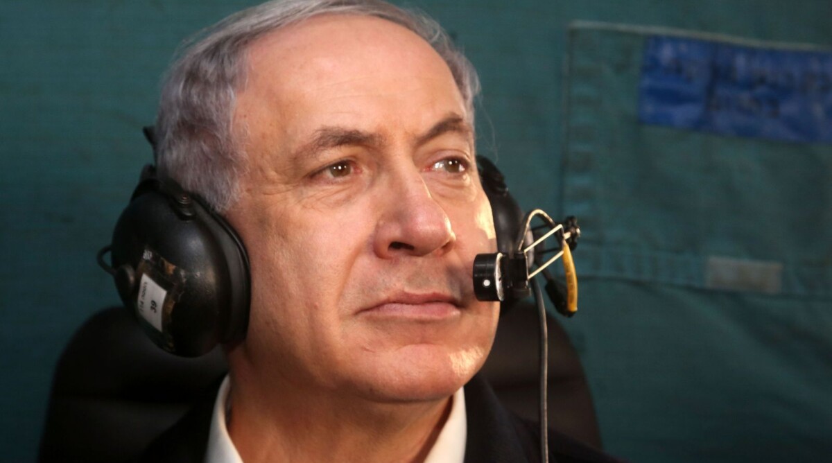 ראש ממשלת ישראל, בנימין נתניהו, בעת טיסה במסוק מעל אזור דליפת הנפט בערבה. 9.12.14 (צילום: מארק ישראל סלם)