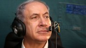 ראש ממשלת ישראל, בנימין נתניהו, בעת טיסה במסוק מעל אזור דליפת הנפט בערבה. 9.12.14 (צילום: מארק ישראל סלם)