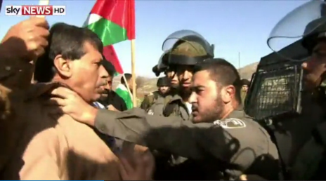 שוטר מג"ב אוחז בגרונו של זיאד אבו-עין, זמן קצר לפני מותו, 10.12.14 (צילום מסך: Sky News)