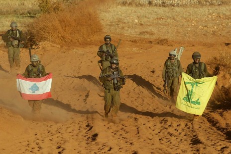 חיילי צה"ל נושאים דגלי חיזבאללה ולבנון, עם שובם מפעילות מבצעית בצפון. 14.8.06 (צילום: חיים אזולאי)