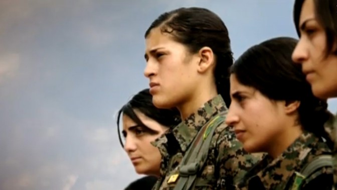 לוחמות כורדיות בחזית דאע"ש, מתוך סרטו של איתי אנגל (צילום מסך)