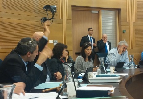 חברי ועדת הכלכלה מצביעים על הצעת החוק להארכת זכיונו של ערוץ 10, 5.1.14 (צילום: דוברות הכנסת)