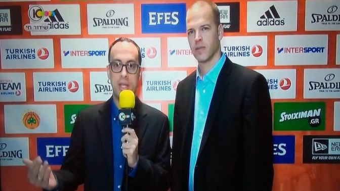 גור שלף וניב רסקין בערוץ 10, לפני שידור המשחק של מכבי תל-אביב מול פנתינייקוס (צילום מסך)