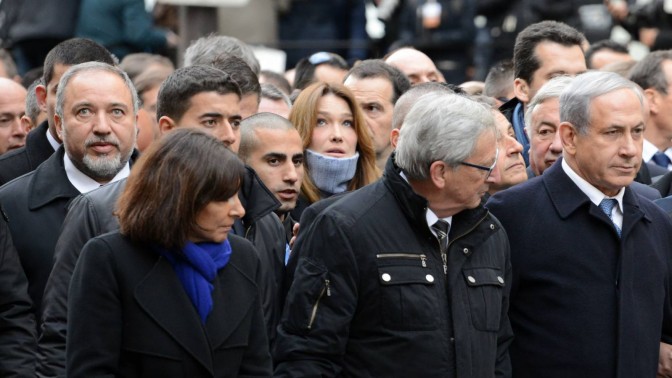 ראש ממשלת ישראל בנימין נתניהו (מימין) ושר החוץ אביגדור ליברמן (משמאל) בעצרת ההמונים הממלכתית בפריז בעקבות הטבח ב"שרלי הבדו" (צילום: חיים צח, לע"מ)