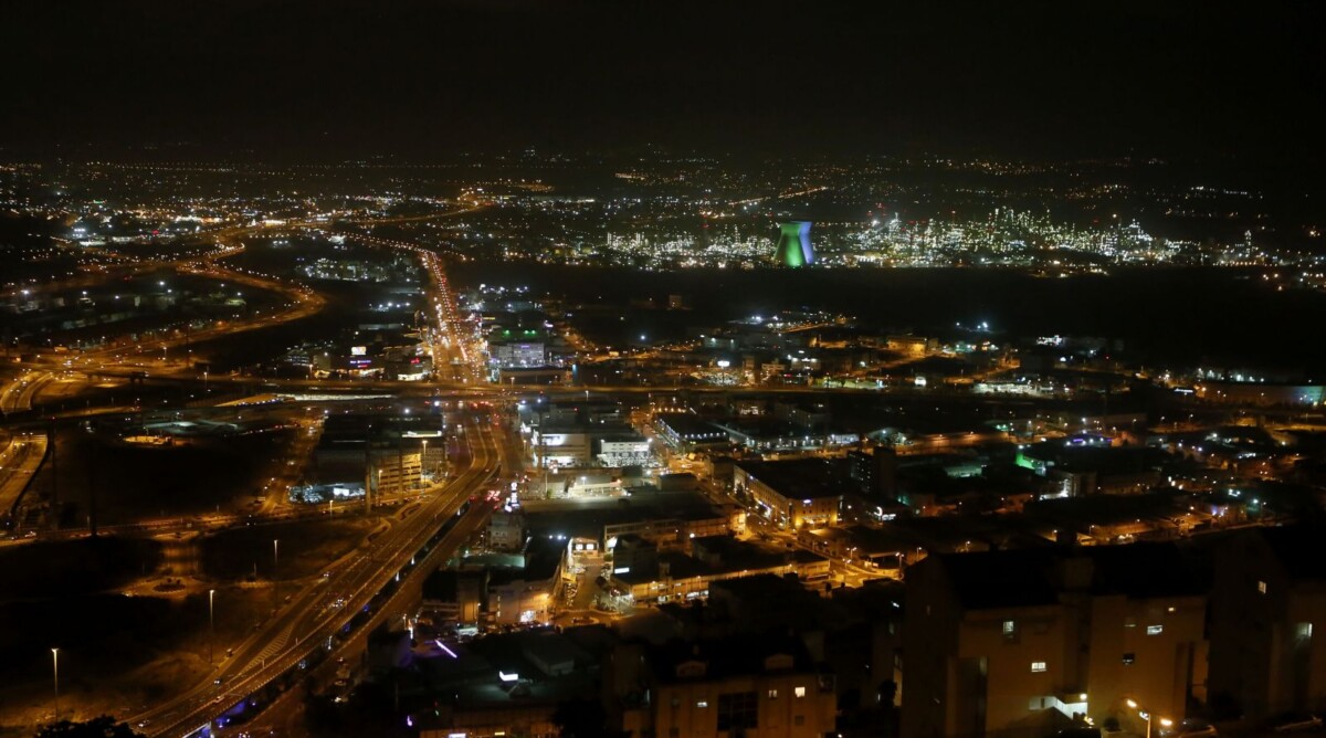 מבט על העיר חיפה ועל אזורי התעשייה שבתחומה בשעת לילה. 5.6.14 (צילום: מרים אלסטר)