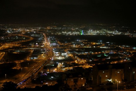 מבט על העיר חיפה ועל אזורי התעשייה שבתחומה בשעת לילה. 5.6.14 (צילום: מרים אלסטר)