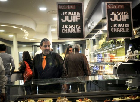 שלטי "אני שרלי" ו"אני יהודי". פריז, 11.1.15 (צילום: סרז' אטאל)