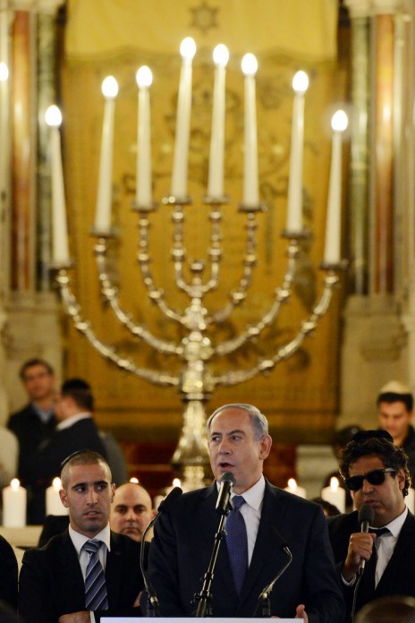 ראש ממשלת ישראל, בנימין נתניהו, נושא דברים בבית-כנסת בפריז במסגרת אירועי הזיכרון למתקפות הטרור. 11.1.15 (צילום: חיים צח, לע"מ)