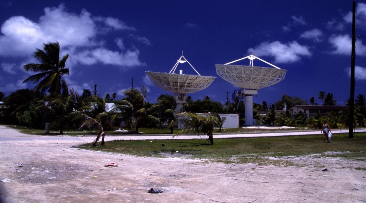 צלחות לוויין במג'ורו, אחד מאיי מרשל (צילום: סטפן לינס, רישיון CC-BY-2.0)